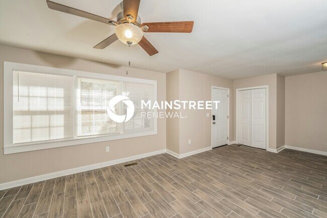 Building Photo - 3 Bedroom Pet-Friendly Home in Center Poin...