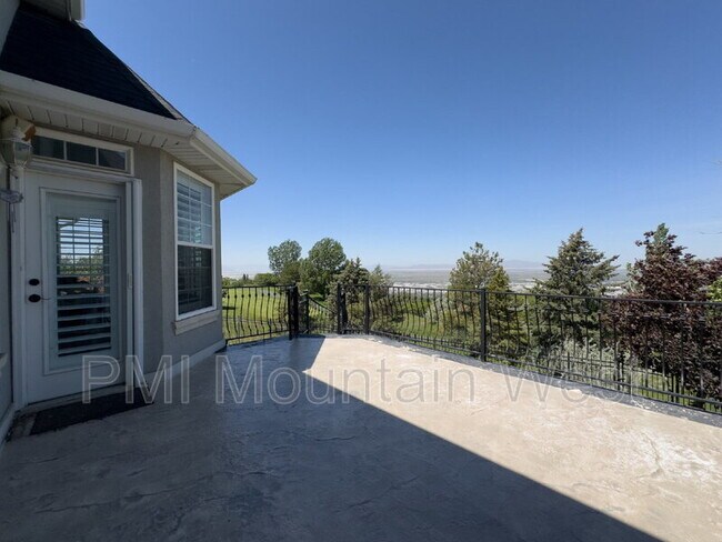 Building Photo - 49 E Fairway Dr