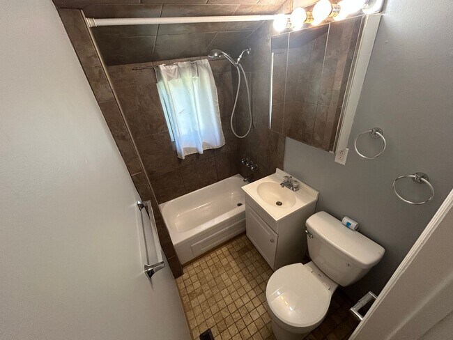 Building Photo - WestonWay633-635