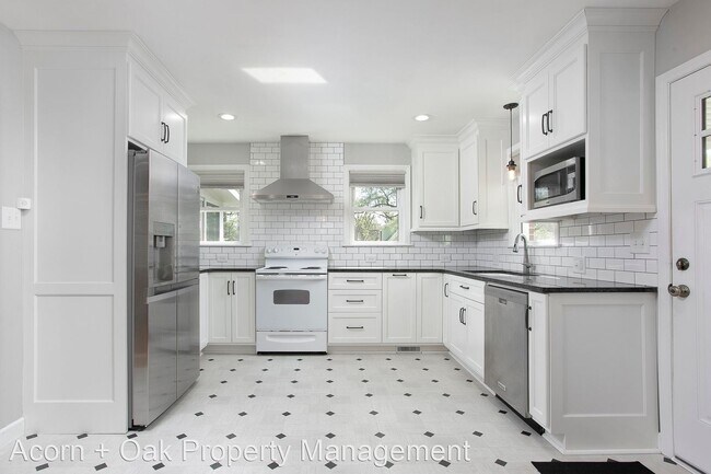 Building Photo - 2 br, 1 bath House - 1305 Sedgefield St.