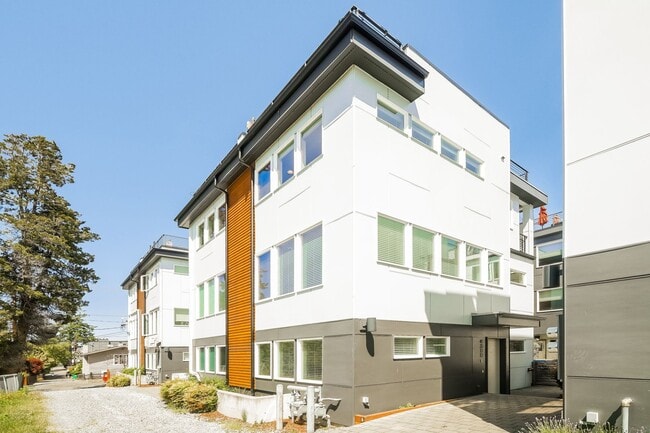 Building Photo - Luxury New Construction with Rooftop Views