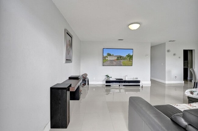 Building Photo - 3322 McKinley St