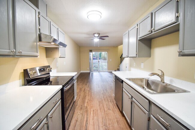 Building Photo - Newly Updated 2 Bedroom 1.5 Bath Townhouse...