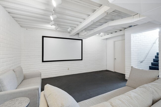 Building Photo - Mid-century modern home in Arcadia with pr...