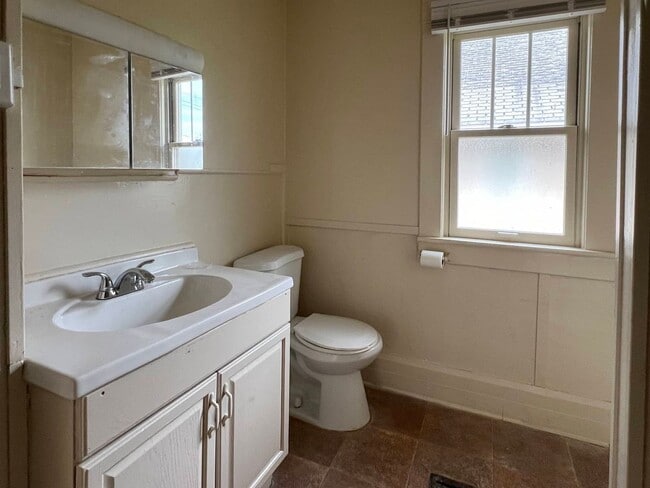 Building Photo - 677 Blaine Ave