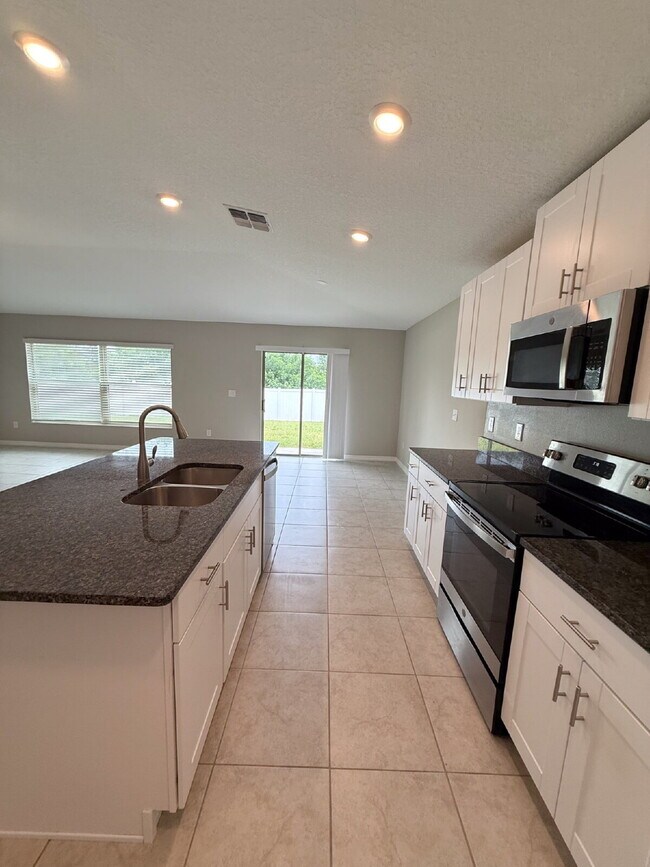 Building Photo - LIKE NEW 4-Bedroom, 2 Bath home in Triple ...