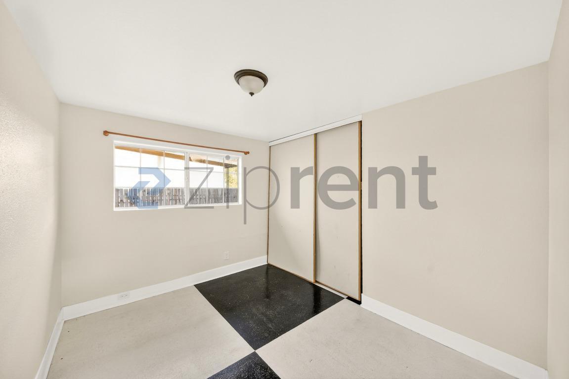 Building Photo - Unit