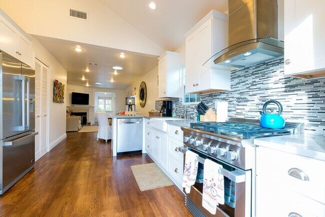 Building Photo - 563 Sea Ln