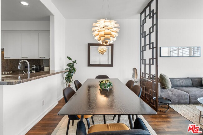 Building Photo - 900 W Olympic Blvd