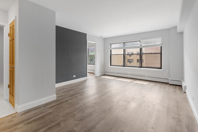 Building Photo - 5858 N Sheridan Rd