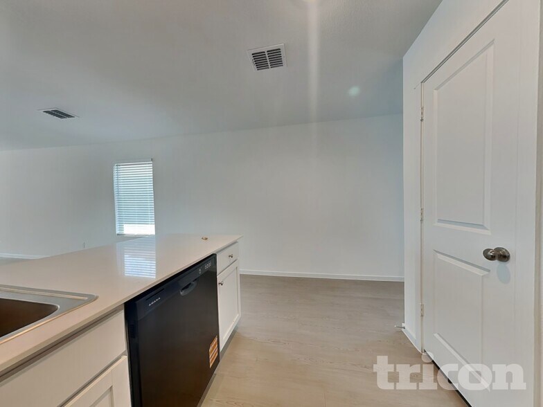 Building Photo - 827 Ponderosa Ln