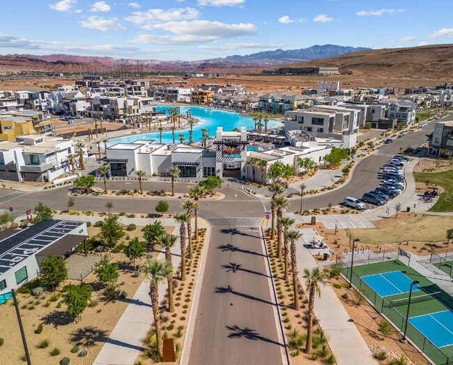 Building Photo - Stunning 3 Bedroom, 2.5 Bathroom in Beautiful Desert Color Community