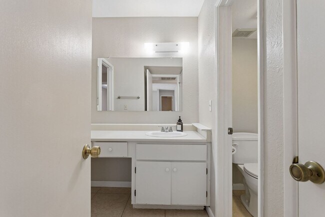 Building Photo - 4444 E Paradise Ln