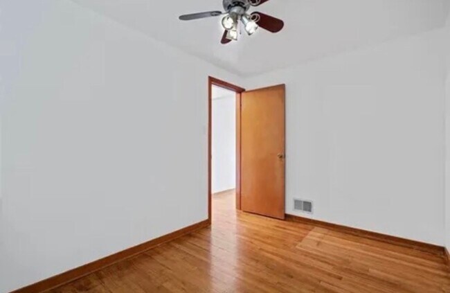 Building Photo - 2143 Plainview Ave