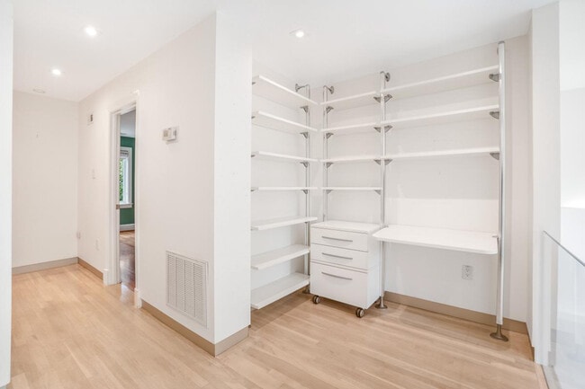 Building Photo - 3927 Georgetown Ct NW