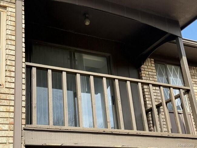 Building Photo - 250 E Thirteen Mile Rd