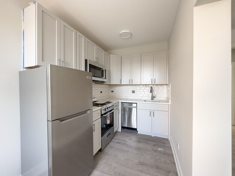 Building Photo - 510 W Belmont Ave