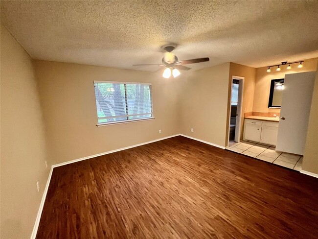 Building Photo - 2403 La Rochelle Dr