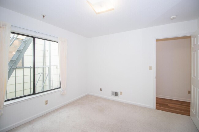 Building Photo - Spacious 3 Bed/2 Bath Flat with Stunning City Views | AMSI | Alexandr Metlinski