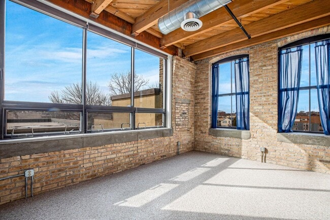 Building Photo - 234 E Reservoir Ave