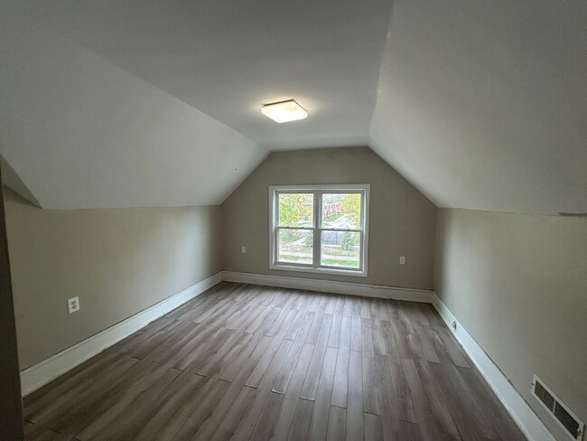 Building Photo - 3 Bed 1 Bath house in Rock Island