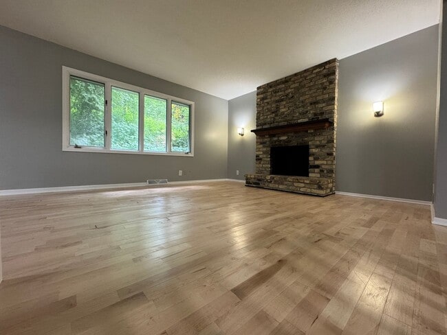 Building Photo - Stunning 3 Bedroom 2 Bathroom Home in Burn...