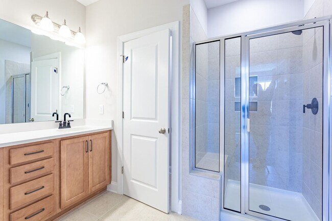 Building Photo - BEAUTIFUL TOWNHOME WITH COMMUNITY POOL