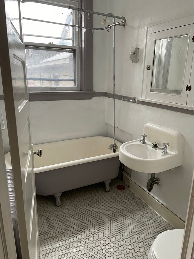 Building Photo - 414 Floyd St