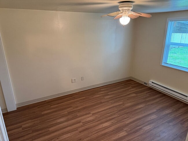 Building Photo - Updated 3 bedroom 1 bathroom house on a huge lot!