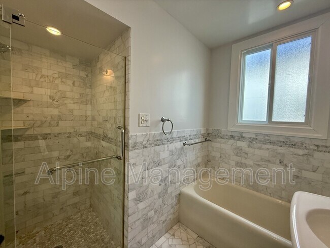 Building Photo - 658 Rockdale Dr