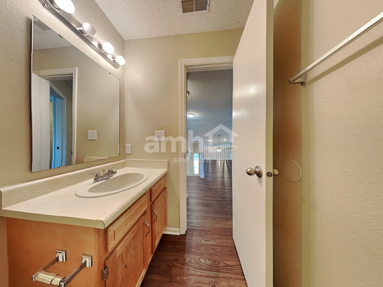 Building Photo - 5426 Alameda Rd