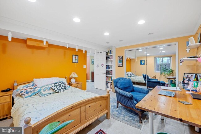 Building Photo - 5929 Avon Dr