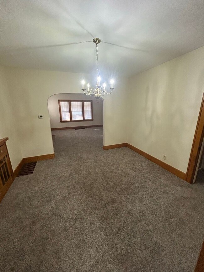 Building Photo - 1439 Vassar Dr