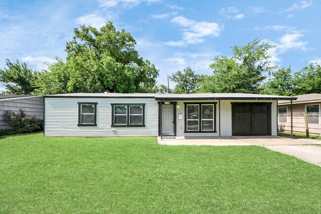 Building Photo - 5738 Kenilwood Dr