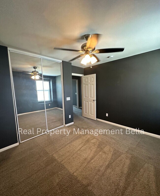 Building Photo - Cul-de-Sac Comfort + Space for Everyone