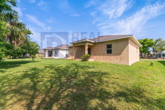 Building Photo - Amazing 3 bedroom 2 bath home in Rotonda W...