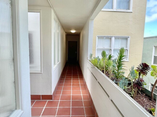 Building Photo - Prime Nob Hill Remodeled Condo, Private Balcony, Parking, Pet ok – PROGRESSIVE