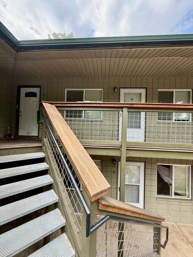 Building Photo - 509 S Bryan Ave