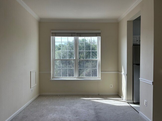Building Photo - Third Floor Condo Available Now in Leesburg!
