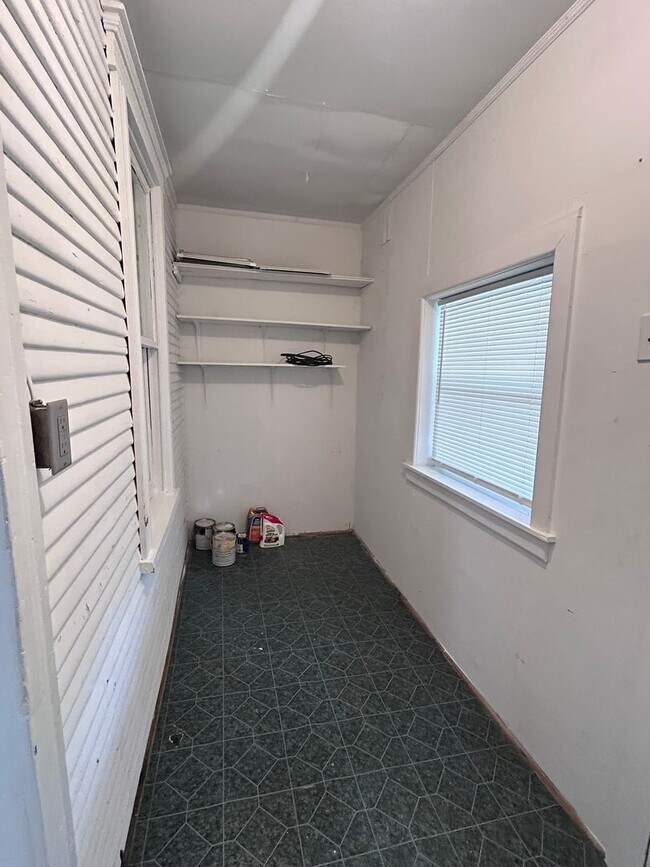 Building Photo - 3 bedroom, 1 bath, 2 story half double house