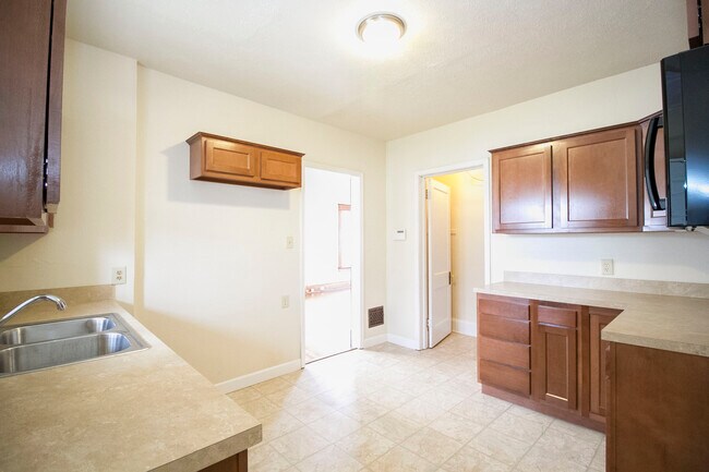 Building Photo - 2122 Airport Hwy