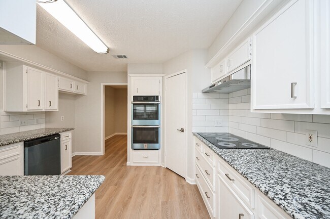 Building Photo - 2818 Green Fields Dr