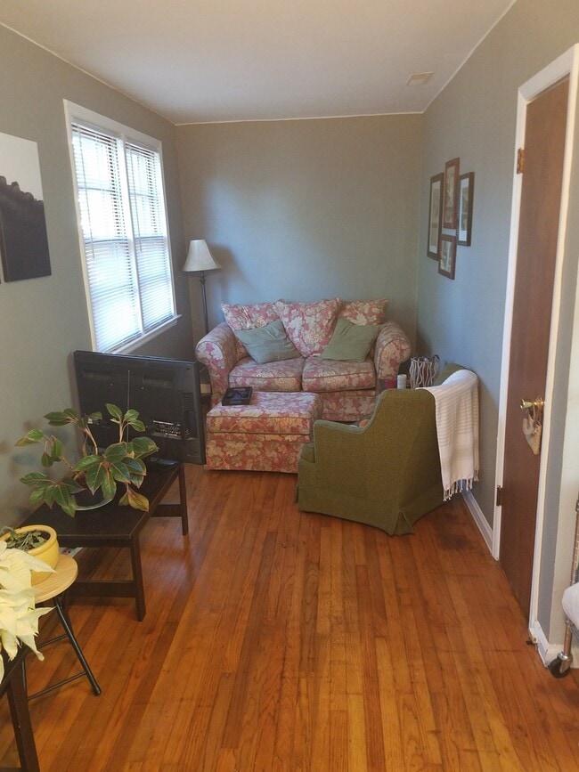 Building Photo - Quaint One BR Frog Rental - Steps from Park Circle with Private Yard!