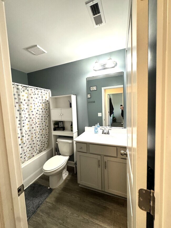 Building Photo - Beautiful home! Convenient to the city with all shopping!