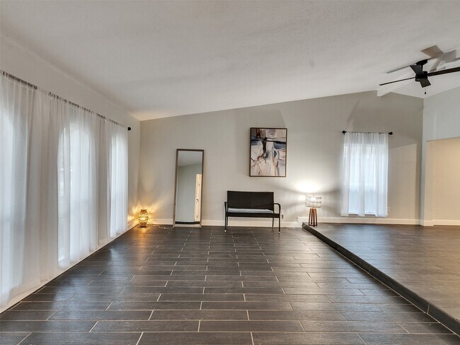 Building Photo - 2123 Quail Valley E Dr