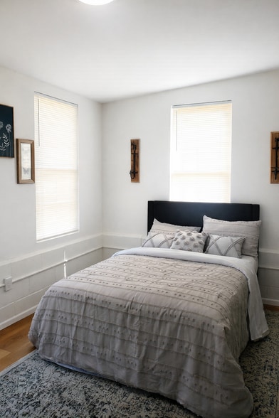 Building Photo - Room in House on Evans Dr SW