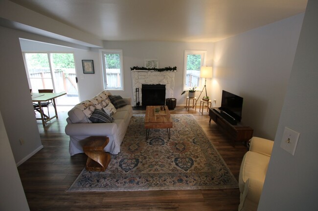 Building Photo - 3 Bedroom Townhouse!