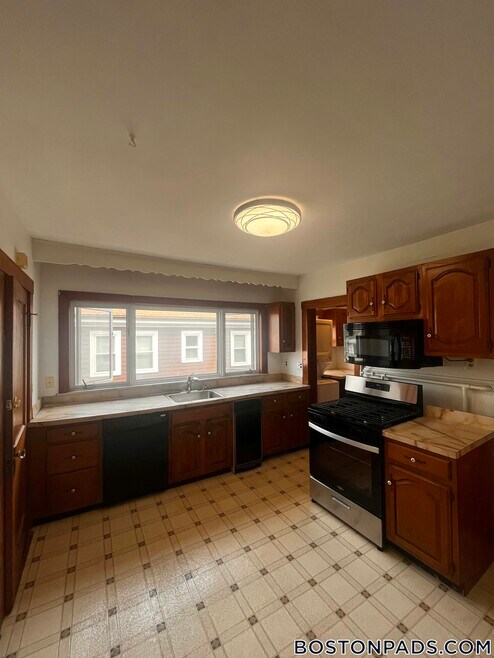 Building Photo - 468-470-470 Gallivan Blvd