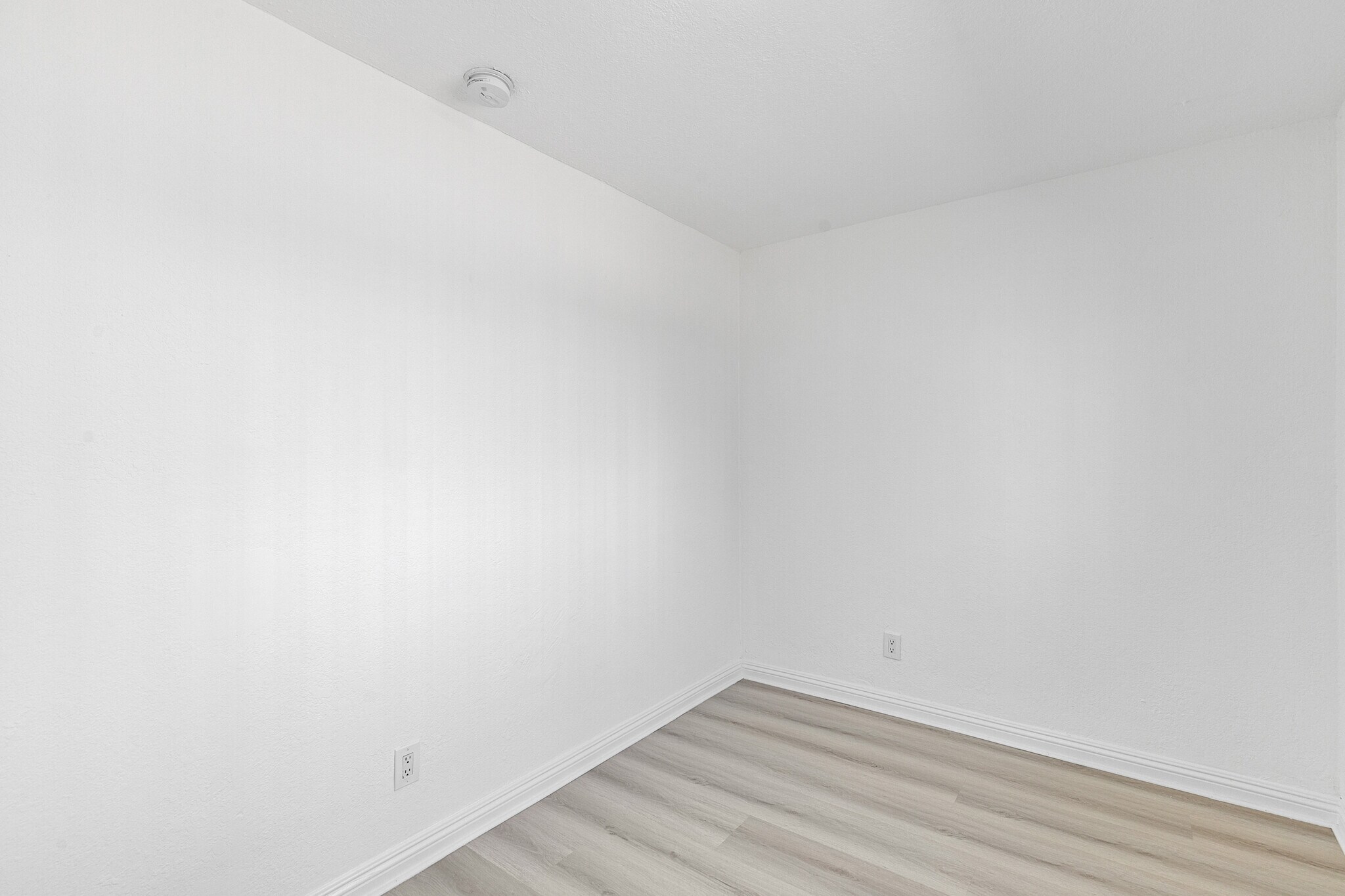 Building Photo - 832 W Colden Ave