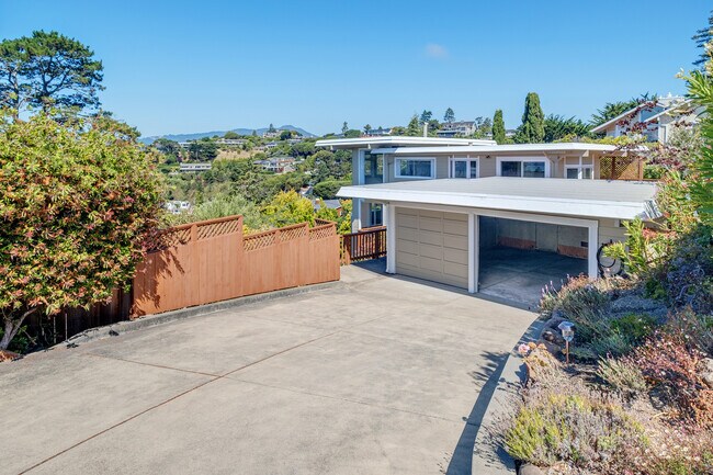 Building Photo - 90 Geldert Dr